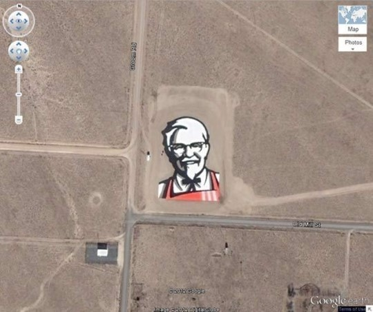 사막 한 가운데에 있는 KFC 할아버지 로고?!